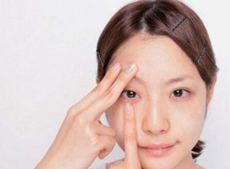 去眼袋方法大揭秘：告别晨起熊猫眼
